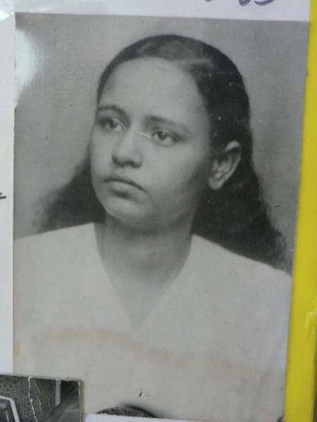 بمناسبة صدور قرار بمنح رخص القيادة للنساء السعوديات.. إليكم قصة أول إمرأة سودانية حاصلة على رخصة ومعها سلاح "مسدس" قبل 72 عام 1 amnaatya