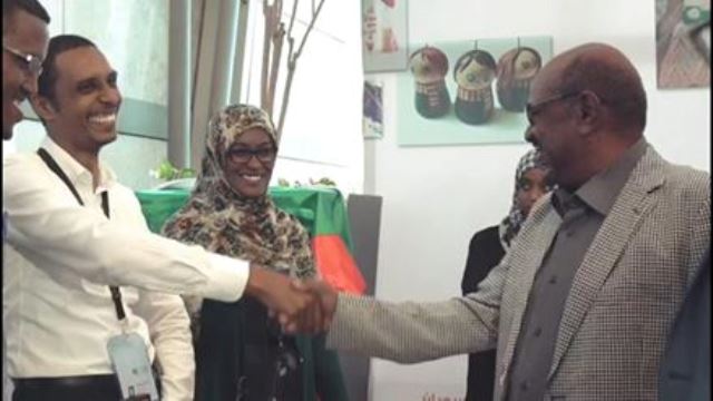 شاب سوداني: فرح الرئيس فرحا شديدا و ضحك ومد يده لي وقال مبروك.. لم اجد اي دعم من حكومة السودان او الرئيس الذي شغله الرقيص هداه الله 1 ارصد