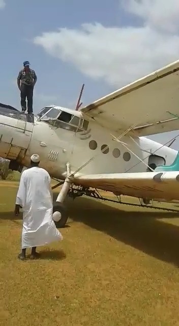 هبوط طائرة اضطراريا في سهل أواسط السودان بعد اعتقاد الطيار أن الوقود قد نفد.. فيديو 1 الخوي
