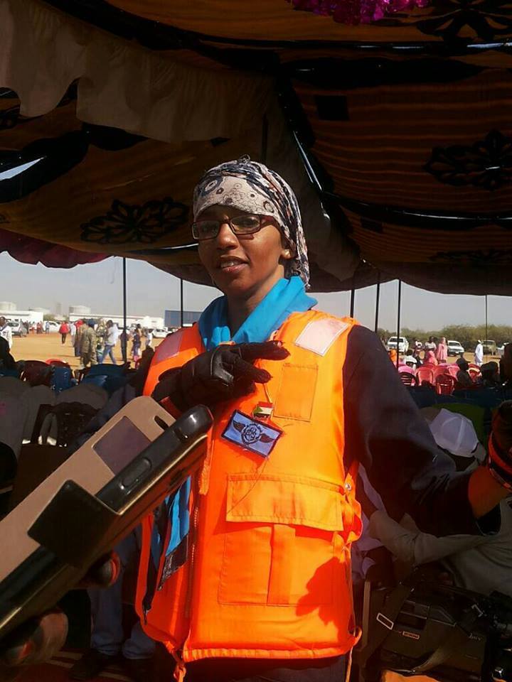 فتاة سودانية تقفز من طائرة