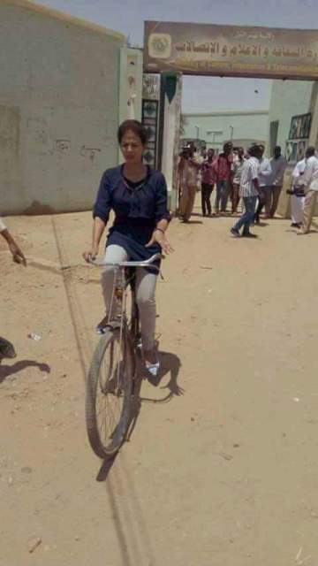 نانسي عجاج حاسرة الرأس ترتدي بنطالاً وتقود عجلة فى مناطق محافظة تثير جدلا على فيسبوك.. صورة 2 نانسي عجلة 3