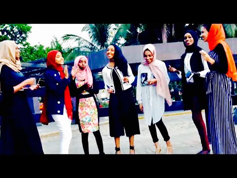 بالفيديو .. رقص طلاب خلف معلمة داخل فصل دراسي يثير جدلًا في مصر 1 12895132