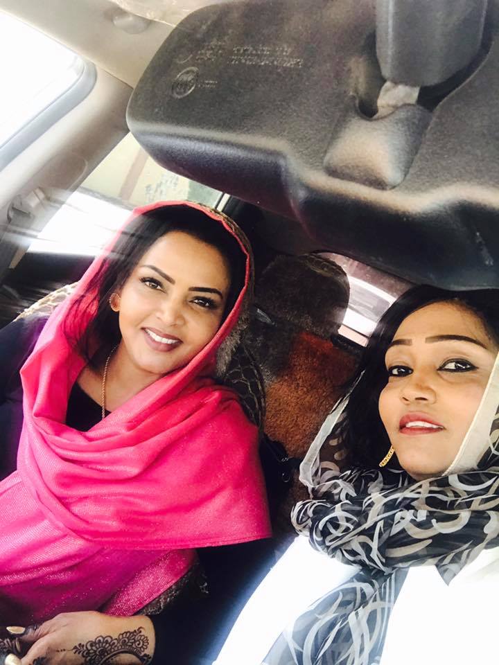 بالصورة..جدية عثمان المذيعة الشهيرة وفاطمة الصادق مدير قناة الهلال وقصة أشهر سيلفي على فيسبوك 1 جدية عثمان المذيعة الشهيرة وفاطمة الصادق مدير قناة الهلال وقصة أشهر سيلفي على فيسبوك 1