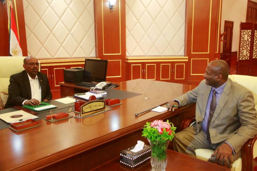 لقاء تفاكري بين الرئيس البشير ومساعده 1 عمر البشير ومساعديه عبدالرحمن المهدي