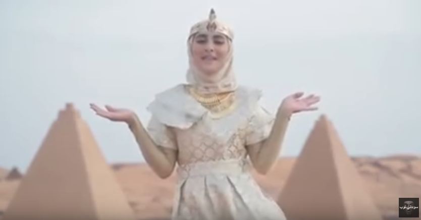 فنانة مغربية تغني للسودان وسط إهراماته العريقة وتتغزل فيه