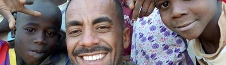 ضابط بالجيش السوداني يلتقط سيلفي مع أطفال دارفور 1