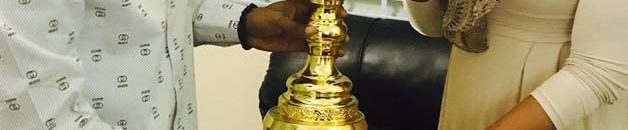 بالصورة.. فاطمة الصادق تحمل كأس الممتاز وتبارك للأهلة 10 فاطمة الصادق تحمل الدوري الممتاز 1