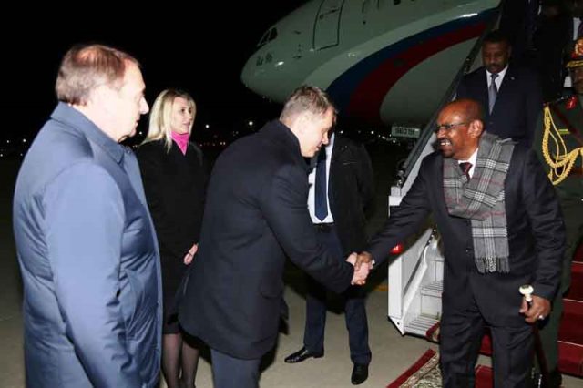 صور الرئيس السوداني لحظة وصوله الى روسيا في زيارة تستمر ثلاثة أيام تلبية لدعوة من الرئيس فلاديمير بوتن 1 البشير روسيا