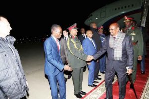 صور الرئيس السوداني لحظة وصوله الى روسيا في زيارة تستمر ثلاثة أيام تلبية لدعوة من الرئيس فلاديمير بوتن 2 البشير روسيا1