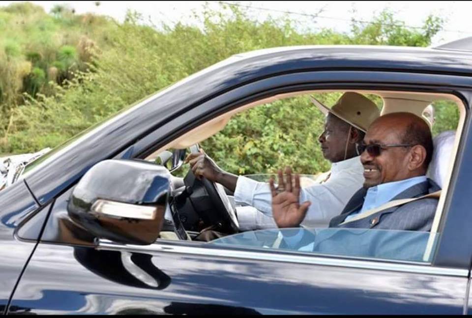 البشير: نقول للقطط السمان: (نحن يادوب ابتدينا وما تقولوا انتهينا).. بورتسودان ستصبح شنغهاي إفريقيا 1 البشير موسيفيني