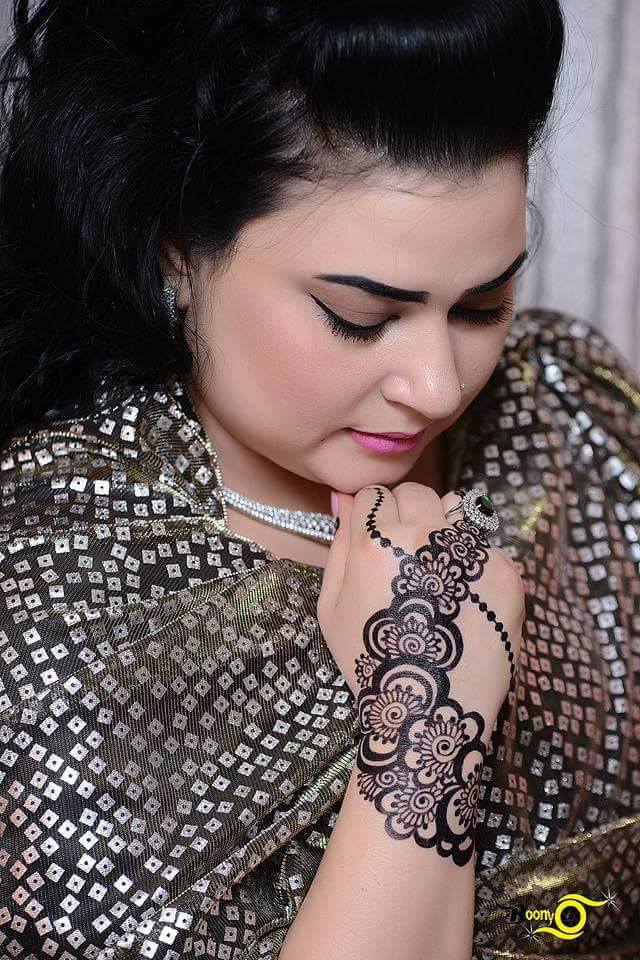 الفنانة مونيكا تستغل غياب لوشي أحسن استغلال