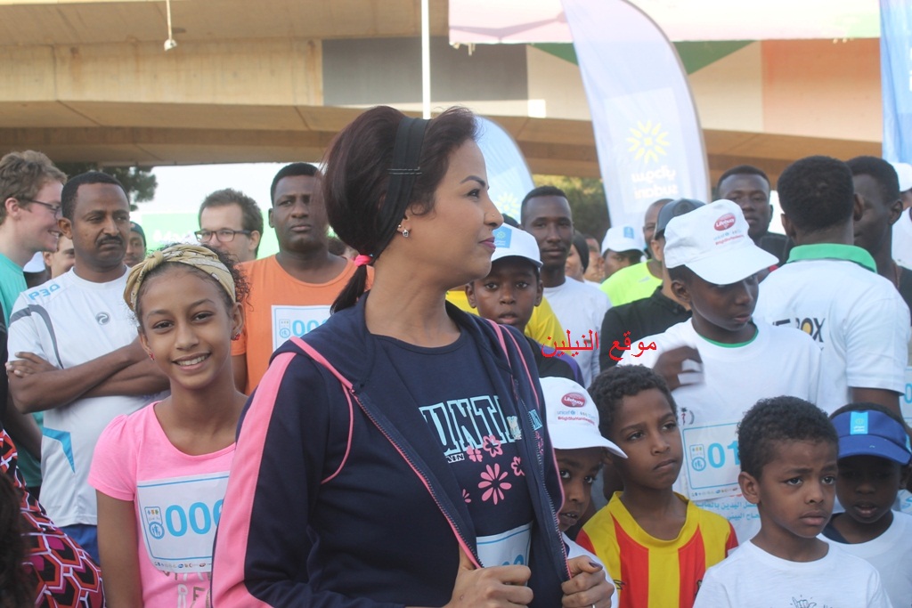 الفنانة نانسي عجاج تجري في الشارع العام