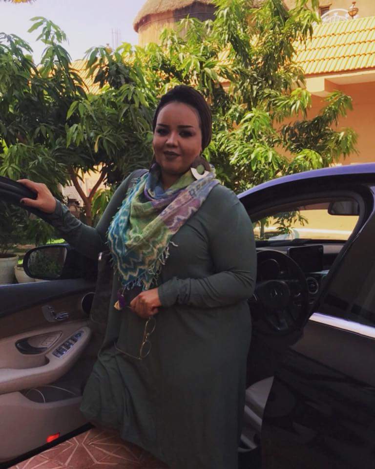 بالفيديو.. شاهد ردة فعل الفنانة ندى القلعة عندما أوقفها شرطي المرور وهي تغني داخل سيارتها وماذا قالت له!! 1 الفنانة ندى القلعة تستعرض بسيارتها الفارهة مرسيدس قبل ساعات من حفلها الجماهيري المرتقب