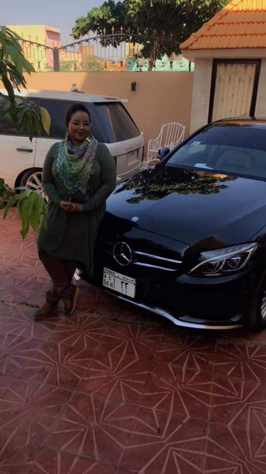 الفنانة ندى القلعة تستعرض بسيارتها الفارهة مرسيدس قبل ساعات من حفلها الجماهيري المرتقب2