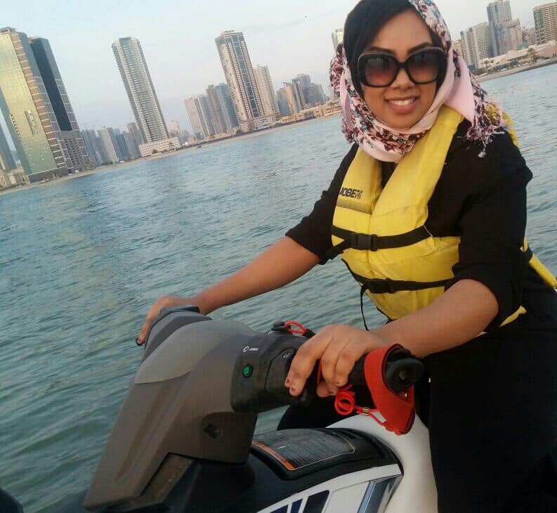 بالصور.. المذيعة الريان الظاهر تزور الإمارات وتنزل البحر بــ(جت سكي) 2 المذيعة الريان الظاهر تزور الإمارات وتنزل البحر بـ جت سكي