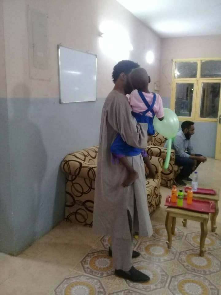 بالصور.. الفنان أحمد الصادق يحقق أمنية طفل مصاب بالسرطان ويزوره بالمستشفي 2 بالصور.. الفنان أحمد الصادق يحقق أمنية طفل مصاب بالسرطان ويزوره بالمستشفي