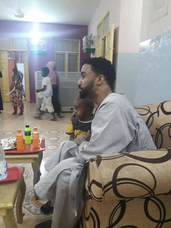 بالصور.. الفنان أحمد الصادق يحقق أمنية طفل مصاب بالسرطان ويزوره بالمستشفي 1 بالصور.. الفنان أحمد الصادق يحقق أمنية طفل مصاب بالسرطان ويزوره بالمستشفي2