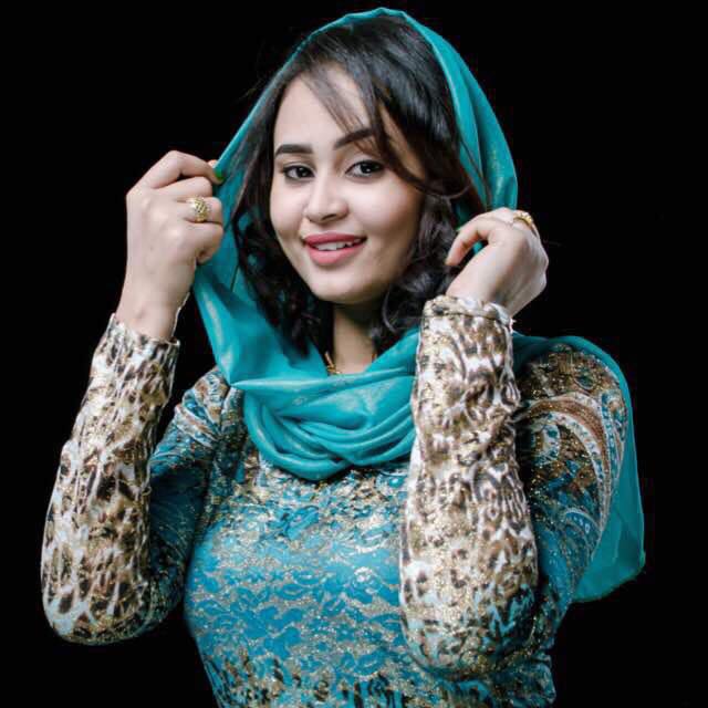 فيديو طريف .. نحلة تهاجم مذيعة سودانية على الهواء! 1 بالصورة.. رزان نزار قصة مذيعة صغيرة قادمة لتهدد عرش الكبار