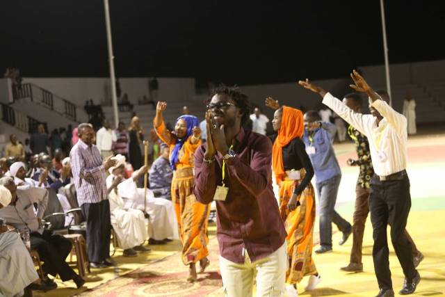 بالصور عروس الرمال ترتدي زفافها .. انطلاق مهرجان بشيش للمسرح التفاعلى بالأبيض 1 بشيش4