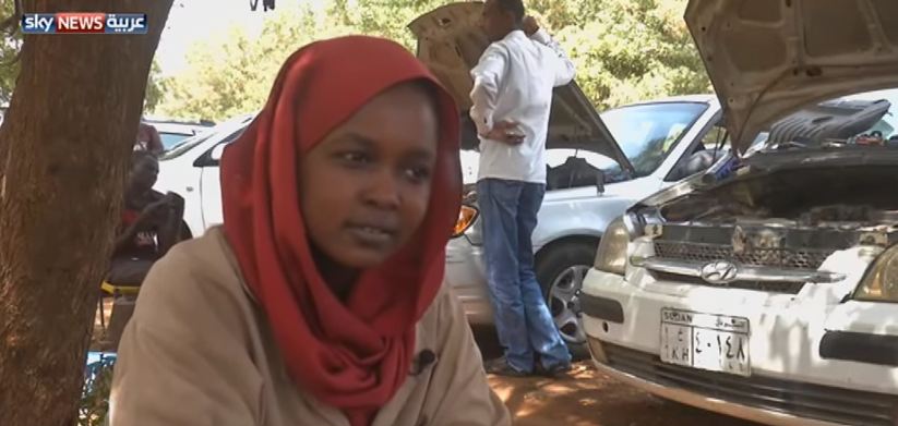 جامعية سودانية تصلح السيارات في الخرطوم