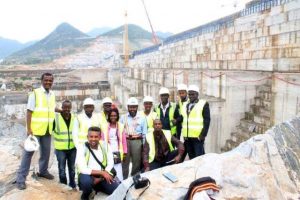 تعرف على مدير مشروع سد النهضة.. لاينام الا اربع ساعات في اليوم.. يتصل بزوجته واسرته مرة واحدة في الاسبوع 3 سمنجو بغلي2