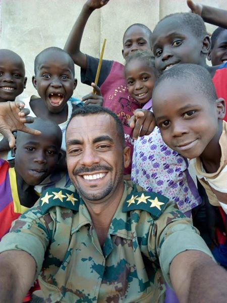 ضابط بالجيش السوداني يلتقط سيلفي مع أطفال دارفور 1