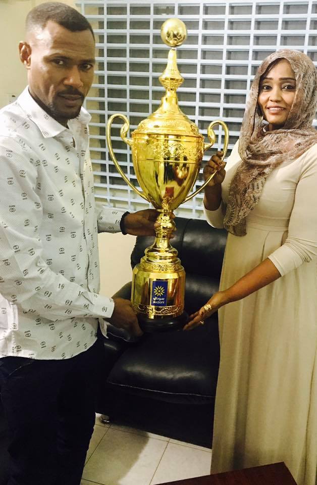 بالصورة.. فاطمة الصادق تحمل كأس الممتاز وتبارك للأهلة 1 فاطمة الصادق تحمل الدوري الممتاز 1