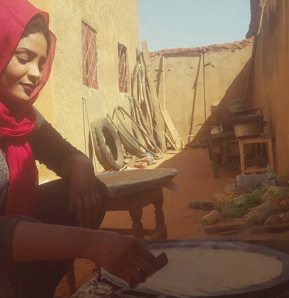 الفنانة شادن حسين تظهر مهارة كبيرة في عواسة الكِسرة