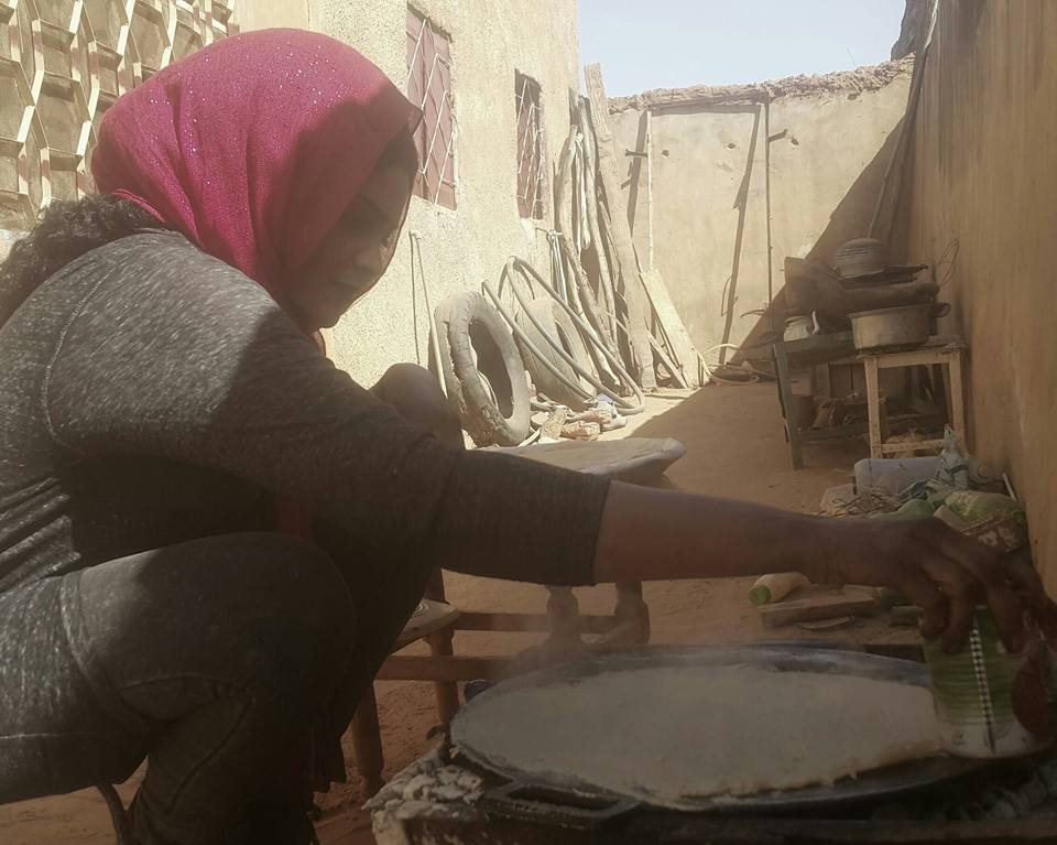 الفنانة شادن حسين تظهر مهارة كبيرة في عواسة الكِسرة2