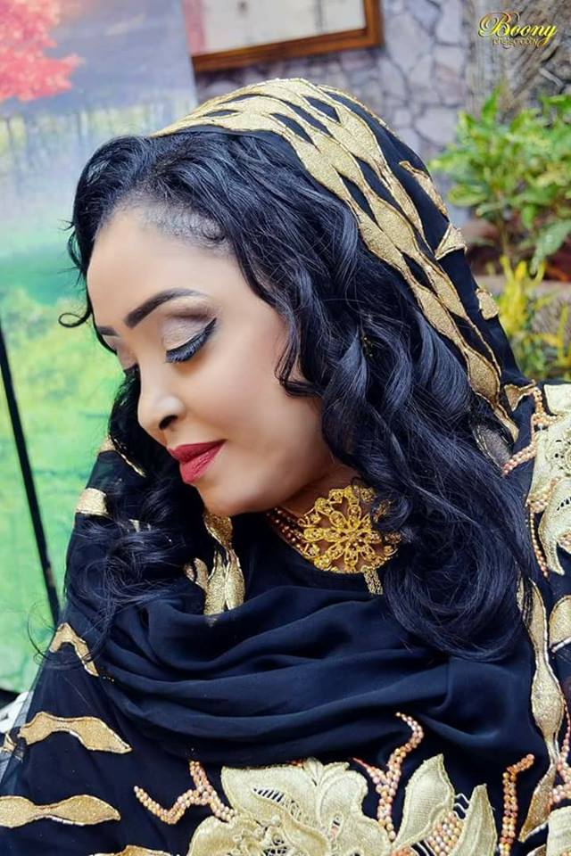 بالصور.. الفنانة حنان بلوبلو تثير دهشة الجمهور (كلما تقدمت في السن كلما ازدادت جمالاً) 3 بالصور.. الفنانة حنان بلوبلو تثير دهشة الجمهور كلما تقدمت في السن كلما ازدادت جمالاً