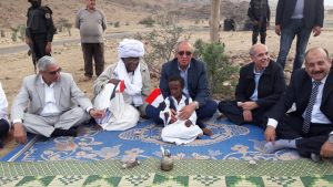 صور حزينة لاطفال سودانيين بملابس رثة في حلايب المحتلة .. محافظ مصري يهديهم اعلام مصر.. صور 2 حلايب1