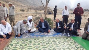 صور حزينة لاطفال سودانيين بملابس رثة في حلايب المحتلة .. محافظ مصري يهديهم اعلام مصر.. صور 3 حلايب2