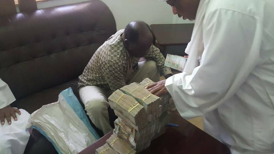 رئيس الهلال الكاردينال يسلم نجم التسجيلات الضجة حافز تسجيله البالغ 2 مليار بـالشوال