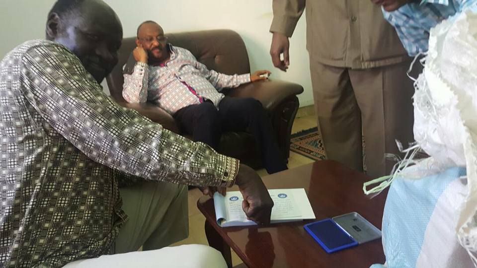 رئيس الهلال الكاردينال يسلم نجم التسجيلات الضجة حافز تسجيله البالغ 2 مليار بـالشوال2