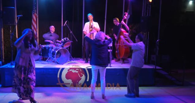 بالفيديو..فرقة جاز أمريكية تبدع في عزف الأغنية الوطنية (أحب مكان وطني السودان) 1 فرقة أمريكية تعزف مقطوعة سودانية