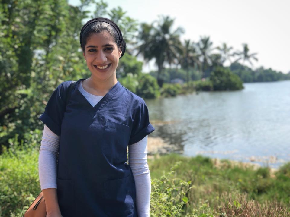 بالفيديو.. لأول مرة النجمة مها جعفر تظهر مع أفراد أسرتها ووالدها السوداني..وتلتقي بوئام شوقي في هذا المكان 1 نجمة السوشيال ميديا السودانية مها جعفر تتفرغ لمهنتها وتزور الهند لتعلم الأطفال كيف يهتموا بأسنانهم 1