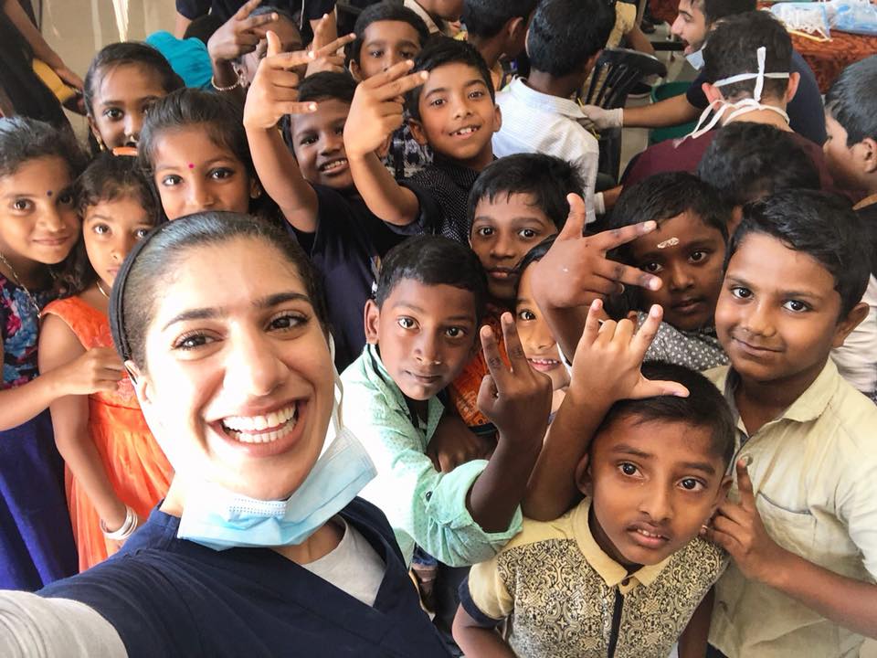 بالصور.. نجمة السوشيال ميديا السودانية مها جعفر تتفرغ لمهنتها وتزور الهند لتعلم الأطفال كيف يهتموا بأسنانهم 4 نجمة السوشيال ميديا السودانية مها جعفر تتفرغ لمهنتها وتزور الهند لتعلم الأطفال كيف يهتموا بأسنانهم2