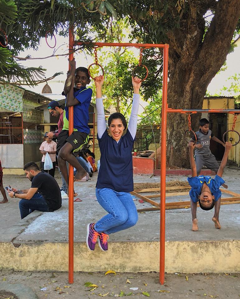 بالصور.. نجمة السوشيال ميديا السودانية مها جعفر تتفرغ لمهنتها وتزور الهند لتعلم الأطفال كيف يهتموا بأسنانهم 1 نجمة السوشيال ميديا السودانية مها جعفر تتفرغ لمهنتها وتزور الهند لتعلم الأطفال كيف يهتموا بأسنانهم3