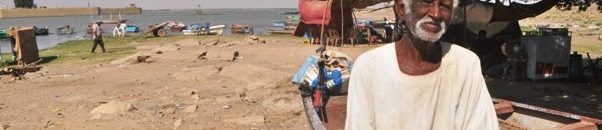 صائد سمك في الخرطوم: مع كثرة الصيادين، السمكة لو بقت لاعب كرة قدم لا تستطيع ان تراوغ هذه الشباك الكثيرة !! 10 سيد باشري