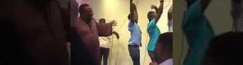 شاهد بالفيديو.. شاب سوداني يثير غضب الآلاف بتقديمه فاصل من الرقص الفاضح على طريقة رقيص العروس ومتابعون (ليها حق النار تولع فينا) 10 12914317