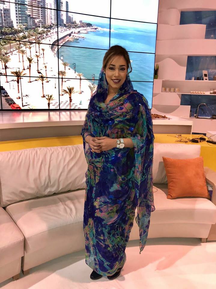 سارة خان تناقش مشكلة (الخبز في السودان) عبر التلفزيون العربي 1 بالصورة.. المذيعة السودانية سارة خان ترتدي الثوب السوداني في إحدى الفضائيات العربية