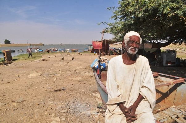 صائد سمك في الخرطوم: مع كثرة الصيادين، السمكة لو بقت لاعب كرة قدم لا تستطيع ان تراوغ هذه الشباك الكثيرة !! 1 سيد باشري