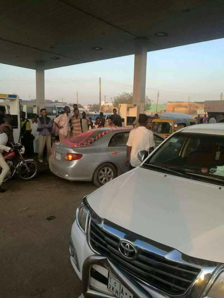 كشف عن مخزون بـ (٤٣) ألف طن لسد الفجوة 1 صورة العام في السودان.. عريس في صف البنزين والعروس مبسوطة وشهامة أهل السودان تنقذ الموقف