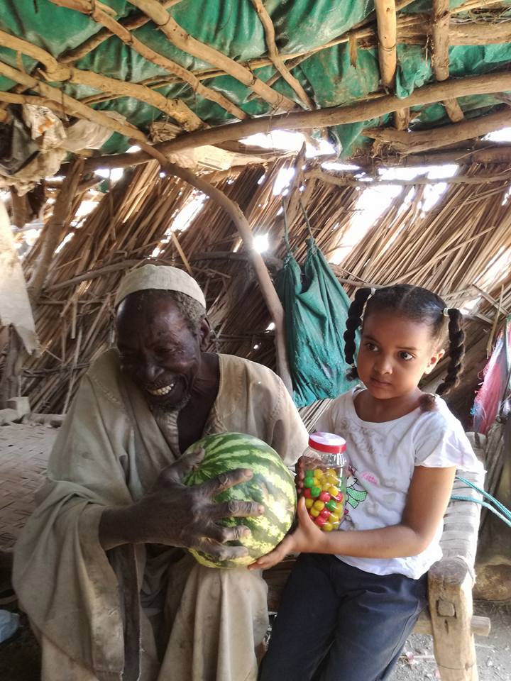 الطفلة السودانية الشهيرة التي احتجت على ارتفاع أسعار الخبز ببلادها تتبرع بأموال تكريمها للفقراء والمساكين