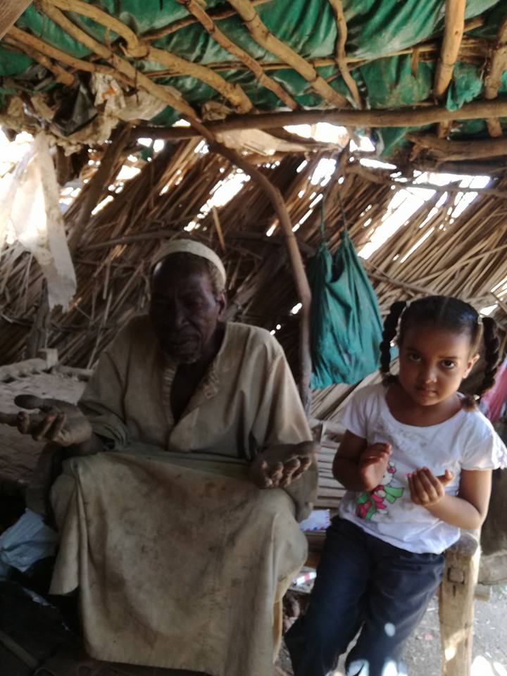 الطفلة السودانية الشهيرة التي احتجت على ارتفاع أسعار الخبز ببلادها تتبرع بأموال تكريمها للفقراء والمساكين2