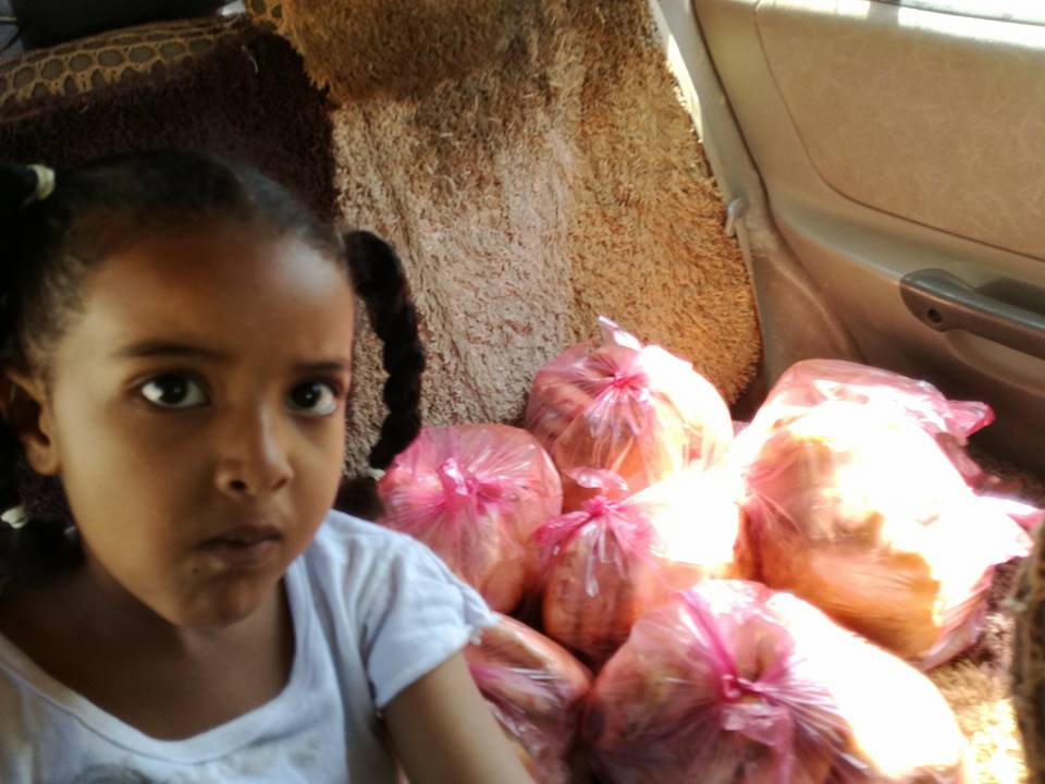 الطفلة السودانية الشهيرة التي احتجت على ارتفاع أسعار الخبز ببلادها تتبرع بأموال تكريمها للفقراء والمساكين3