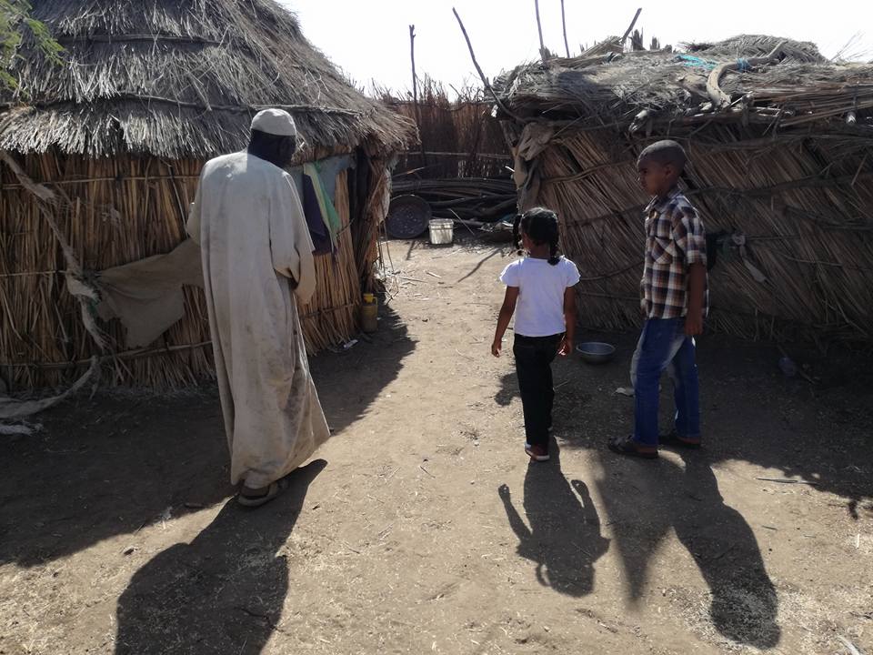 مأساة أخرى نرويها بالدموع... عائشة وأطفالها... حكاية أسرة تعيش في (العراء) 1 الطفلة السودانية الشهيرة التي احتجت على ارتفاع أسعار الخبز ببلادها تتبرع بأموال تكريمها للفقراء والمساكين5