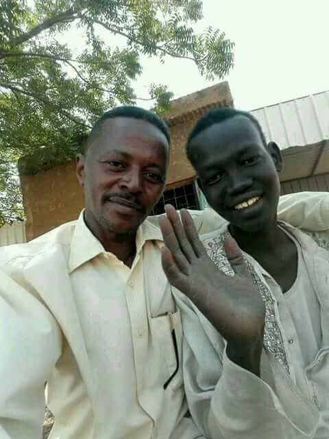 بعد مرور أسبوع على شائعة وفاته.. الفنان الأبنوسي وأيقونة الوحدة شول منوت يفاجئ جمهوره بعمل فني جديد 1 الفنان شول منوت حي يرزق