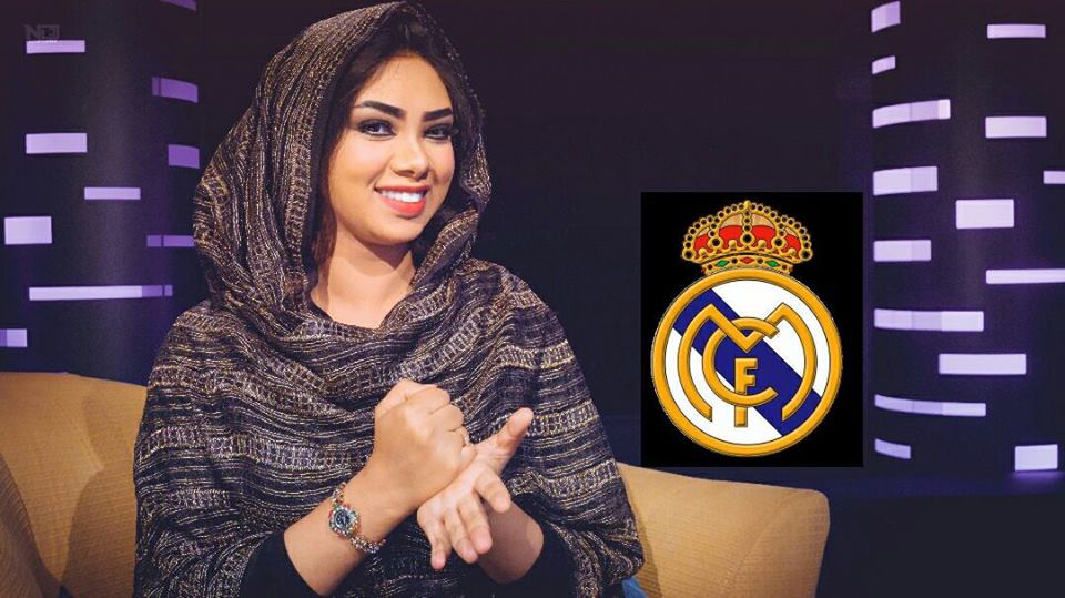 المذيعة ريان الظاهر تستفز جمهور باريس بحركة يدها وكتاباتها