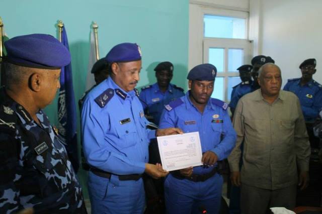 كوش نيوز: الشرطة السودانية تكرم جندي أعاد 20 ألف دولار لصاحبها 1 تكريم شرطي